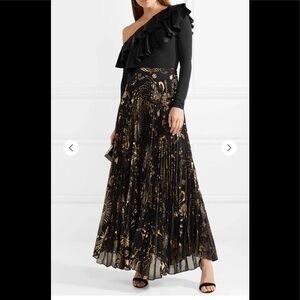 ALICE & Olivia Izzy off the shoulder black ruffle top
Size 4